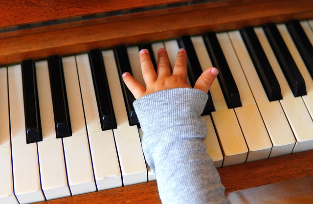 Junge Hand am Klavier