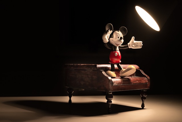 Mickey maus steht auf einem Klavier