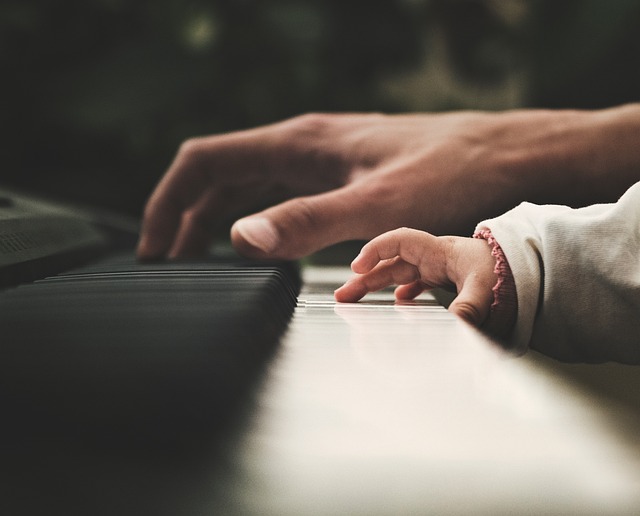 kleine und große spielt klavier